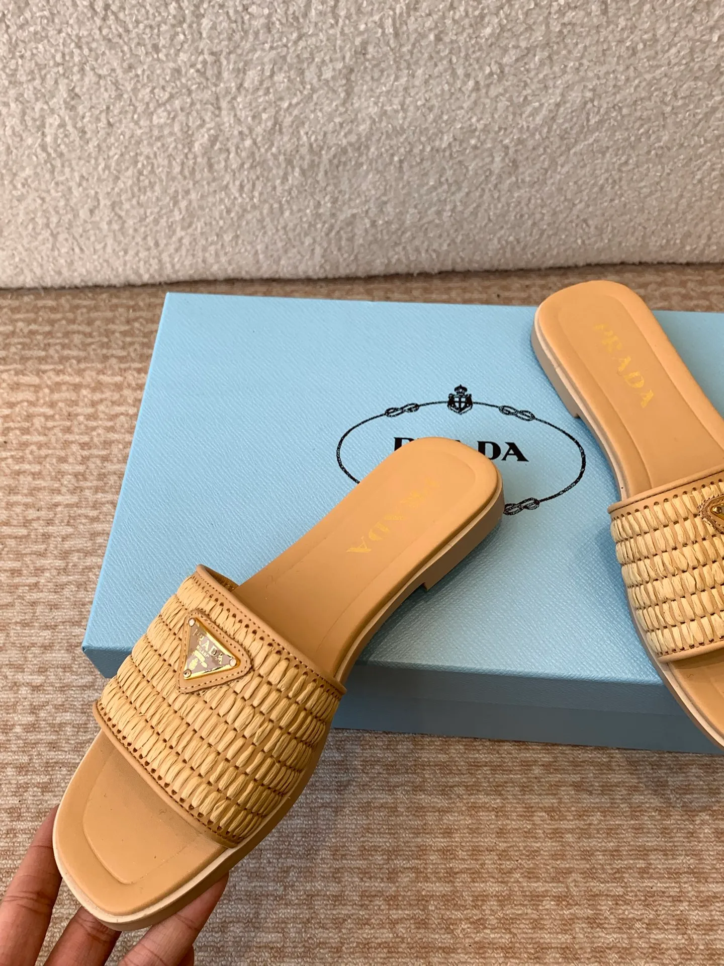 👟👟Ex-factory price 420👟👟 Prada 25ss new spring and summer Prada woven slippers Modern lines and original architectural volumes define these complex charms. The iconic geometric shape of the Prada triangle inspires the heel design, highlighting the taper and soft curves with a unique modern touch.  Upper: original woven upper, lining cowhide, outsole: Italian genuine leather outsole Size: #35-42 (40, 41, 42 customized, non-refundable)